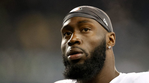 Charles Omenihu jugará pese a acusación de violencia doméstica 