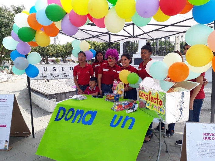 Maestras del Conafe hacen una colecta de juguetes