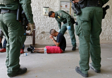 Agentes migratorios descubren casas de seguridad con migrantes en Texas