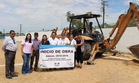 Entregan recursos para la rehabilitación de un parque en Mier 