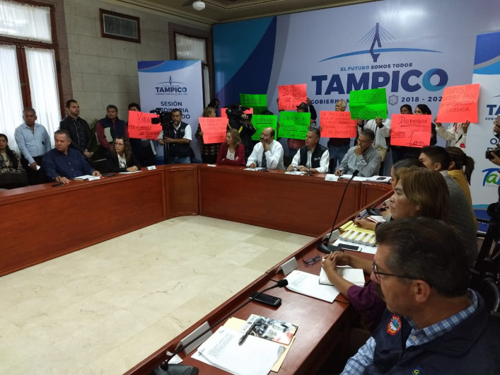 Encaran al alcalde exburócratas recién despedidos