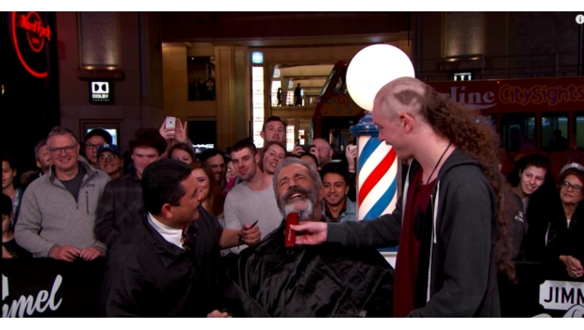 Rasuran barba a Mel Gibson durante programa de televisión