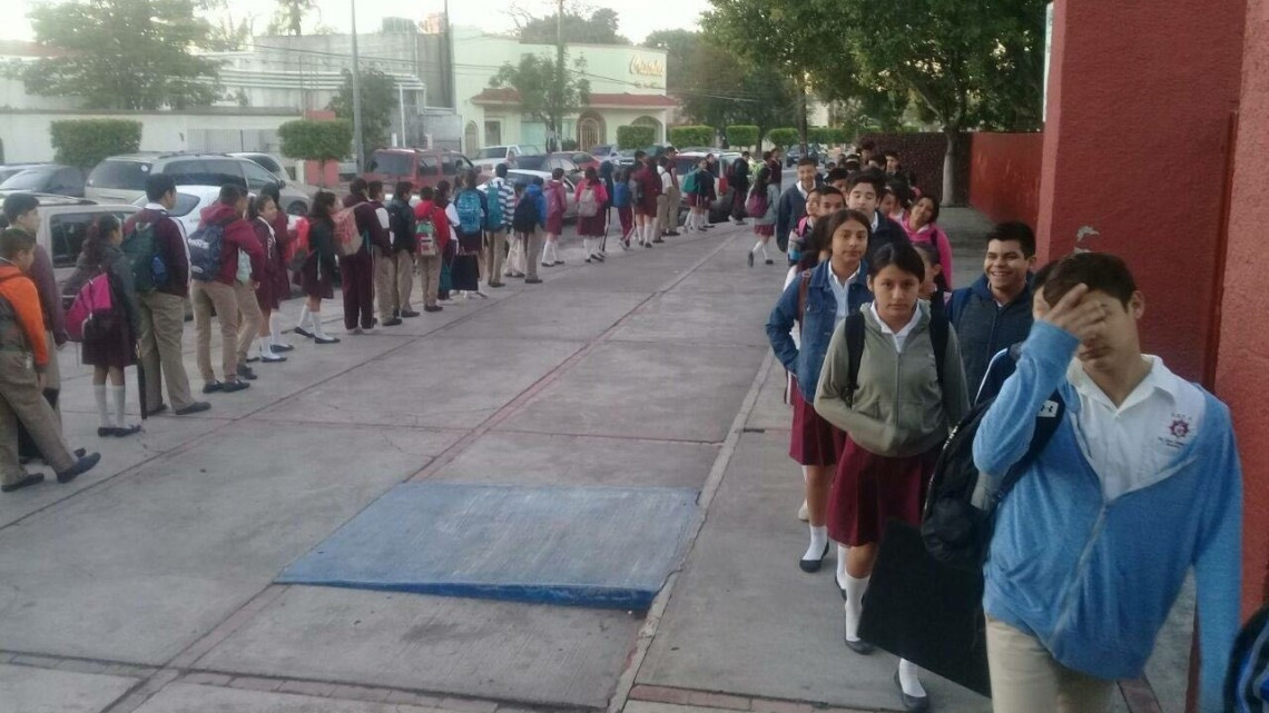 Encuentran drogas y armas en mochilas de alumnos 