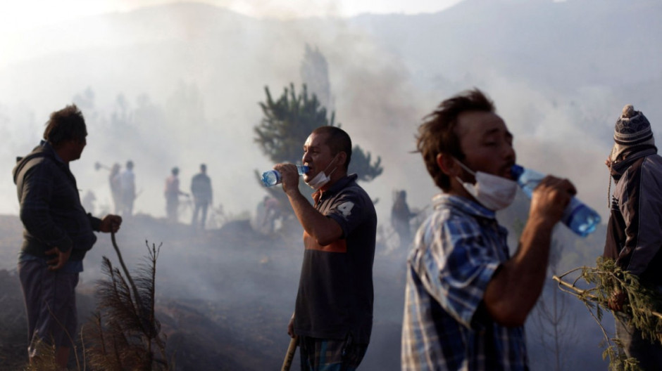 Brigadas terrestres y aéreas continúan combatiendo incendios en Chile
