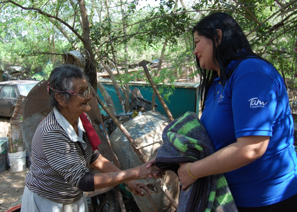 DIF Río Bravo entrega cobijas en La Zacatecana