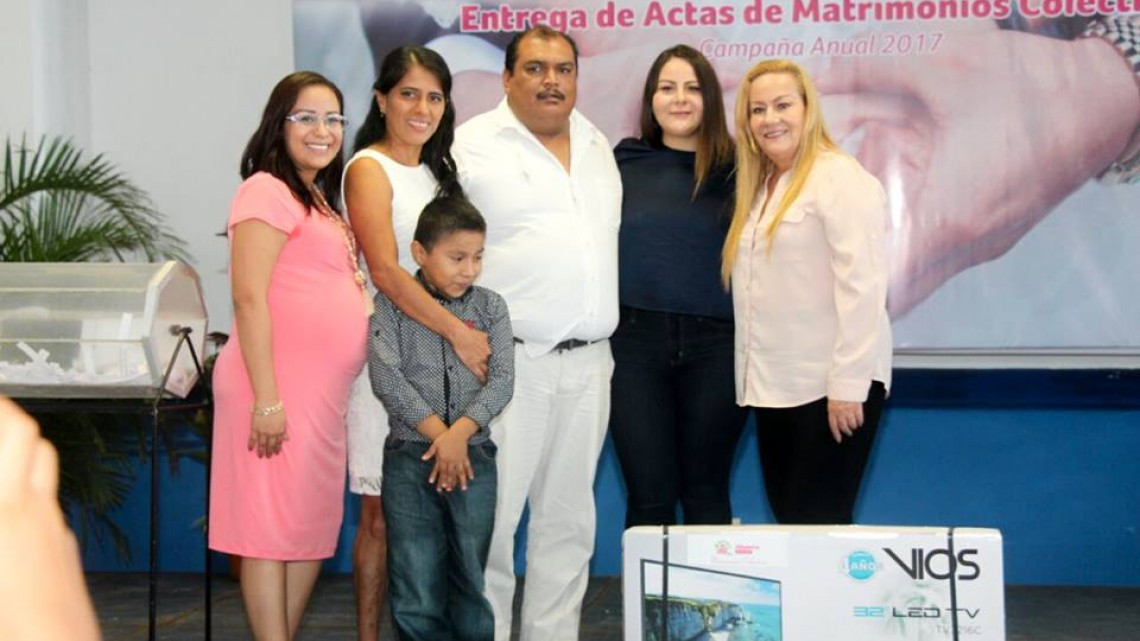 Realizan "Entrega de actas de matrimonios colectivos”