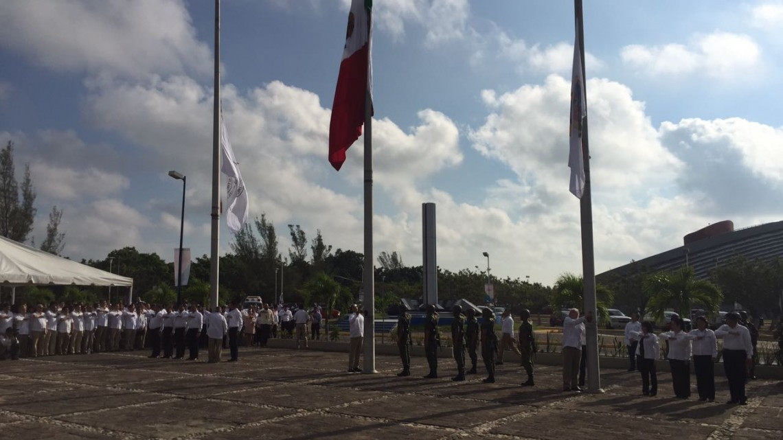UAT rinde respeto a víctimas del sismos en ceremonia de abanderamiento