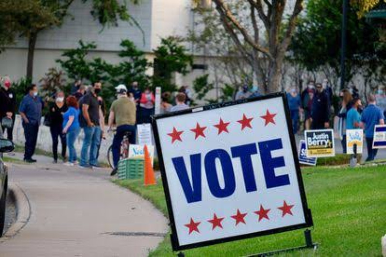 Apoyan a personas con discapacidad a votar