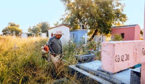 Garantizan limpieza y seguridad en los panteones para el Día de Muertos
