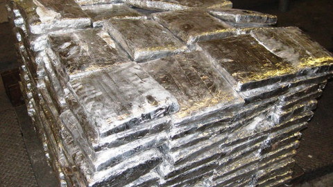 Incautan marihuana que viajaba escondida en camión