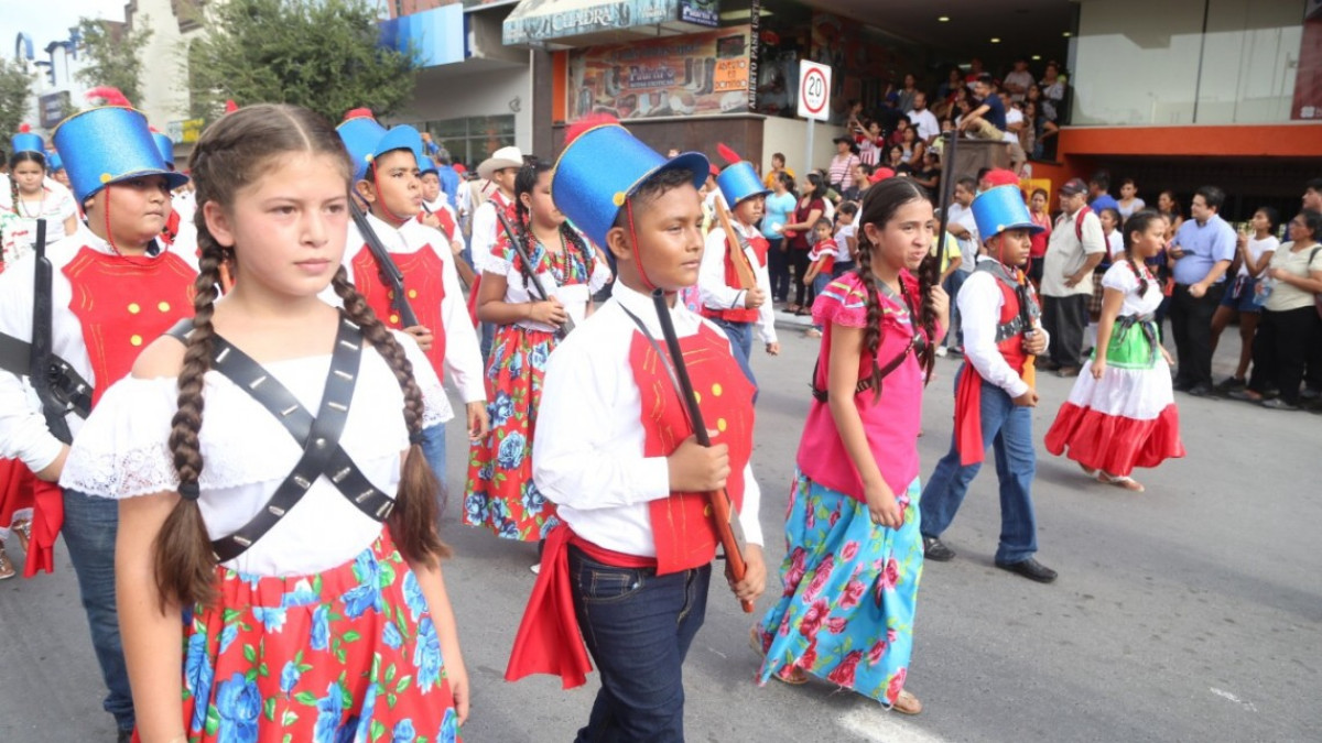 Conmemora Municipio con desfile 207 años de la Independencia de México