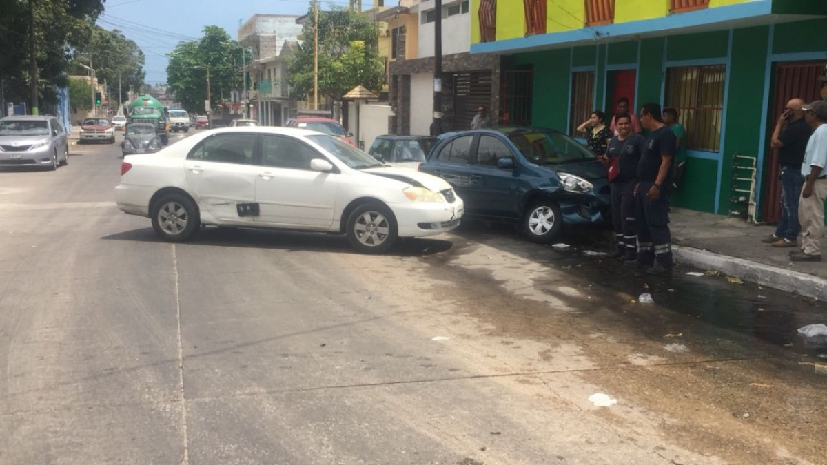 Choque entre tres unidades deja dos mujeres lesionadas
