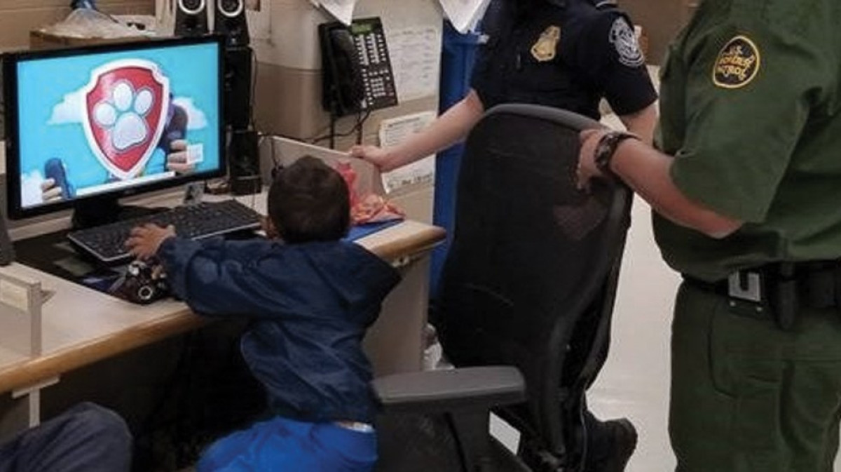 Encuentran a niño migrante abandonado en Texas