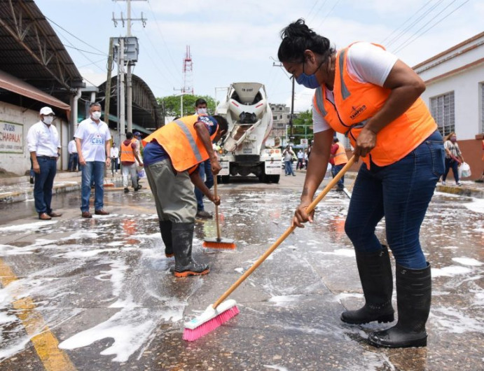 Encabeza Chucho Nader jornada de sanitización en los mercados
