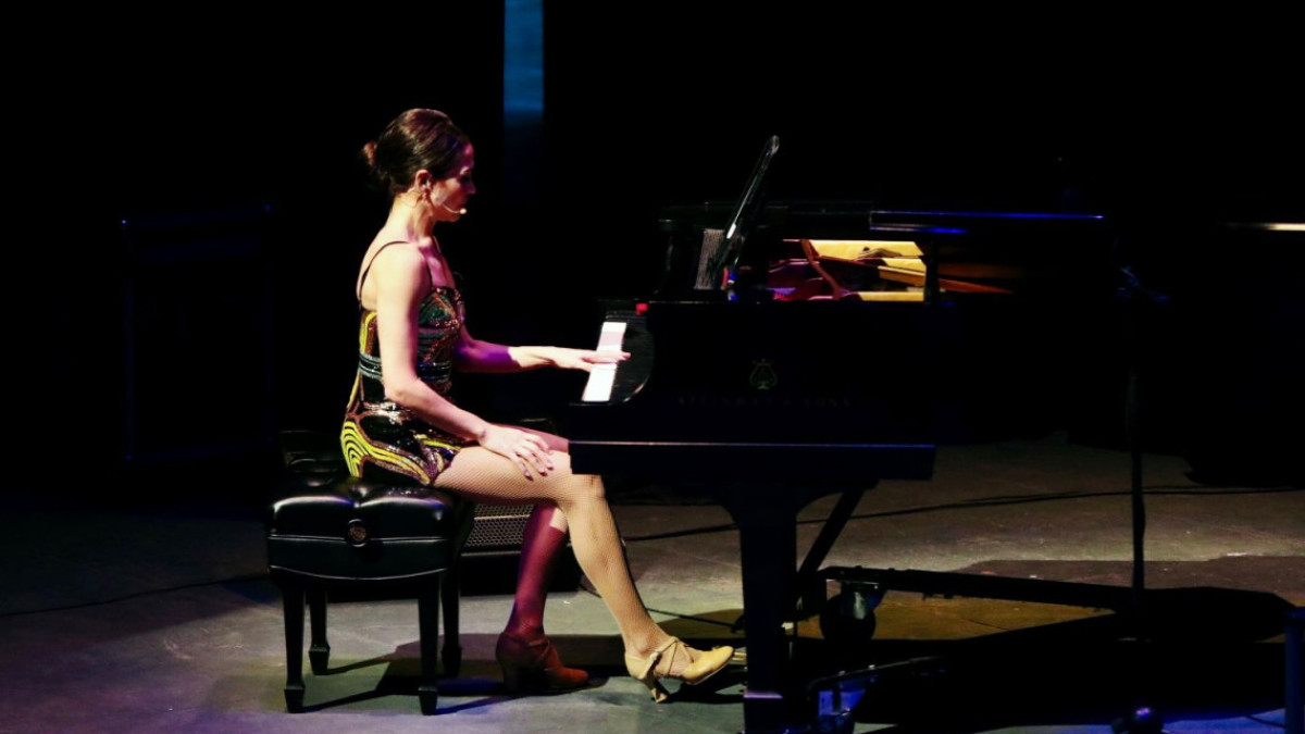 Disfrutan Neolaredenses gran inicio del 32 Festival Internacional en la Costa del Seno Mexicano