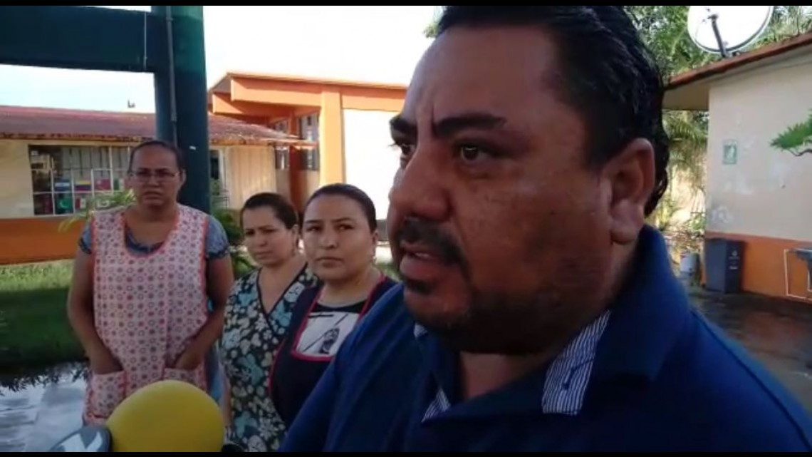 Brotan aguas negras en primaria