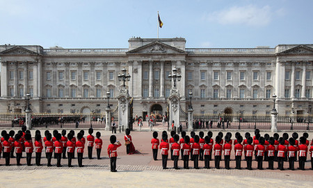 Detienen a sujeto armado en el palacio de Buckingham