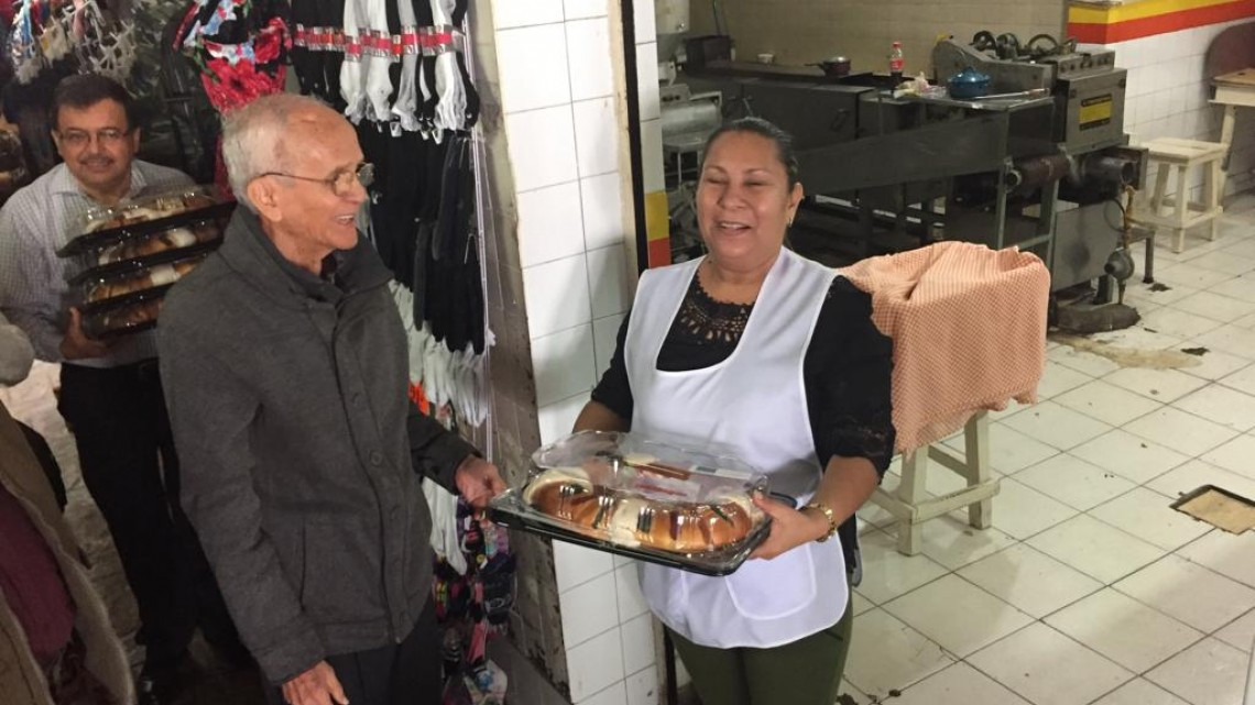 Entregan roscas a locatarios del Mercado “18 de Marzo”