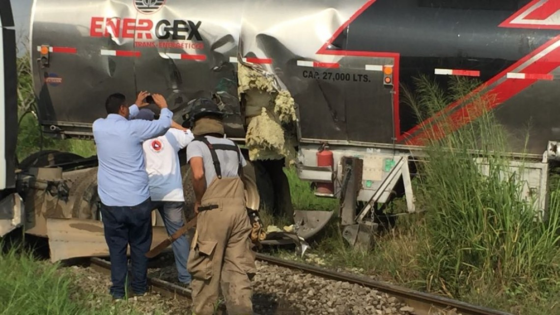 Tren embiste tráiler que transportaba material flamable