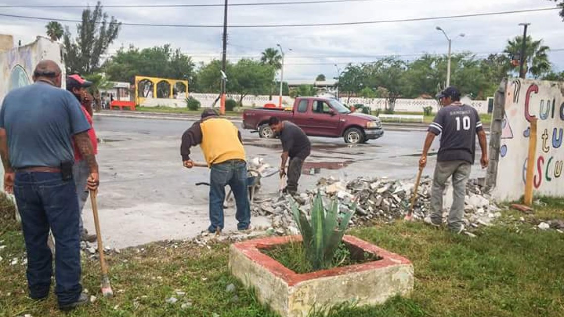 Trabajan en la construcción de una barda en la Secundaria Técnica 61