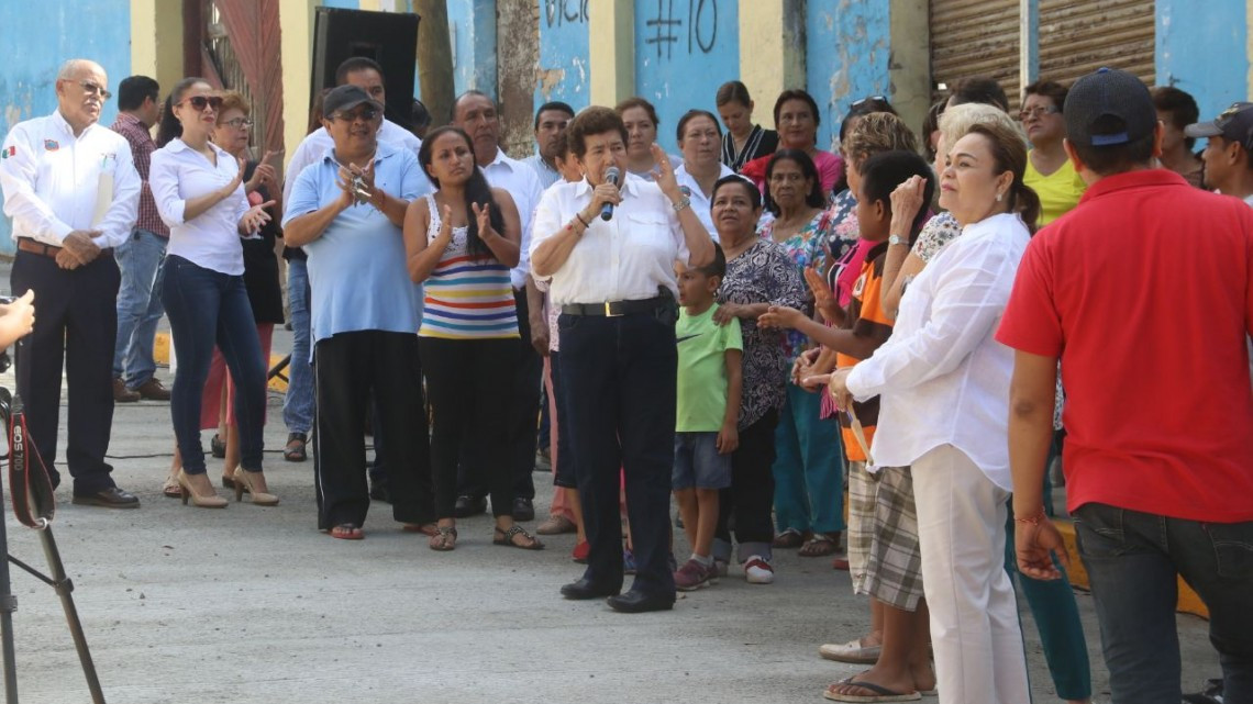 Inaugura Ayuntamiento porteño pavimentación de 4 vialidades