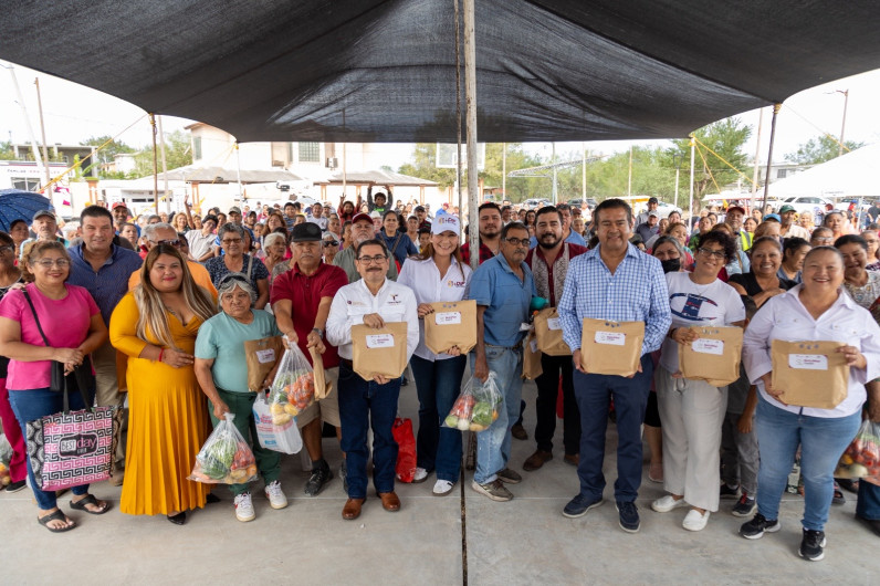 Beneficia Alcalde Carlos Peña Ortiz a familias de la colonia Manuel Cavazos Lerma con brigada DIF