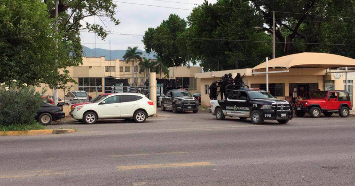 Trasladan otro grupo de 10 reos a diferentes penales 