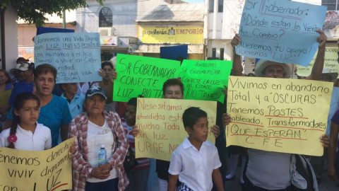 Habitantes del Tamesí hacen plantón en CFE exigen servicio a luz