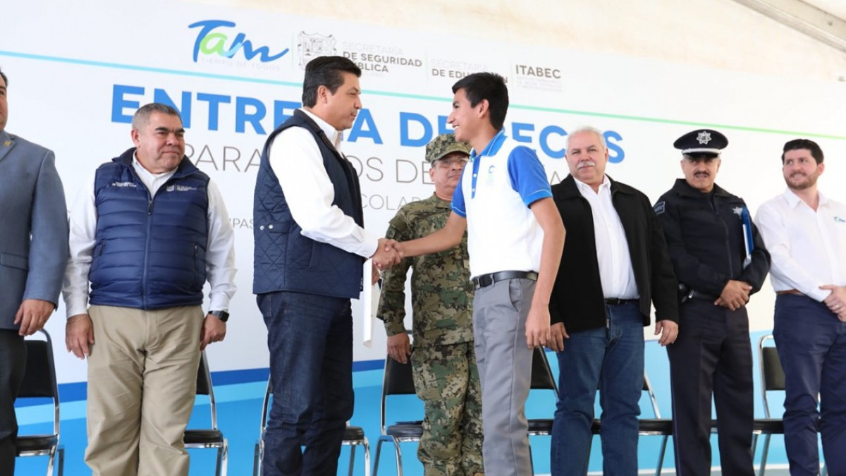 Gobernador de Tamaulipas entrega becas a hijos de policías