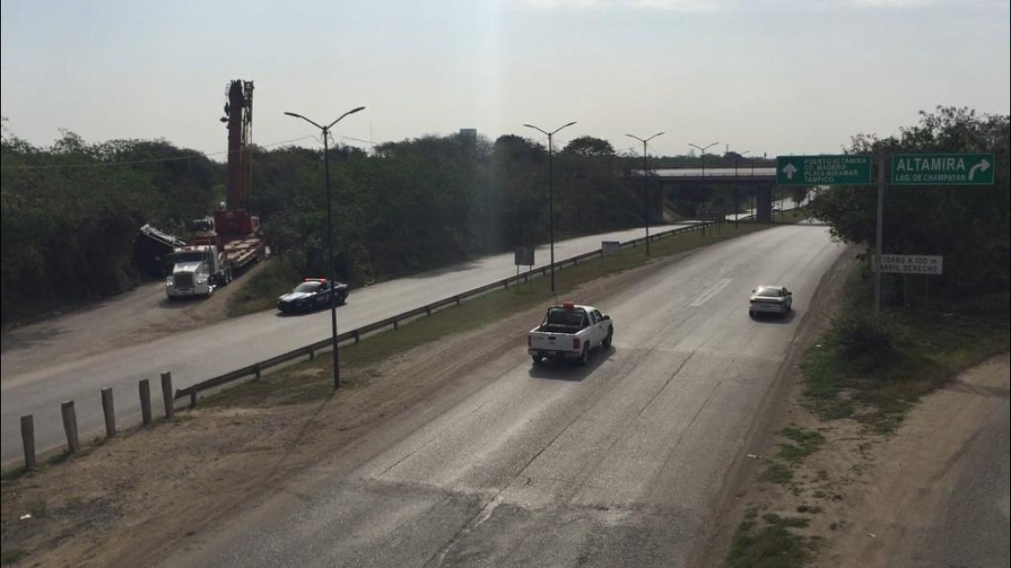 Tráiler ladea carga en otro distribuidor vial; Segundo accidente similar en menos de una semana