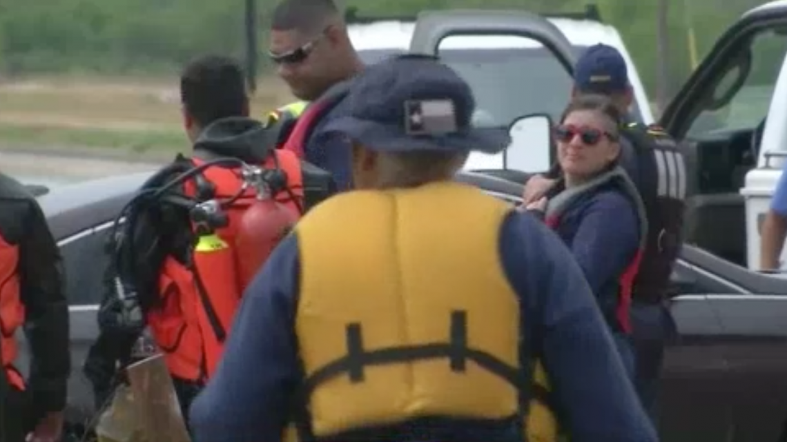 Cae vehículo en canal de riego