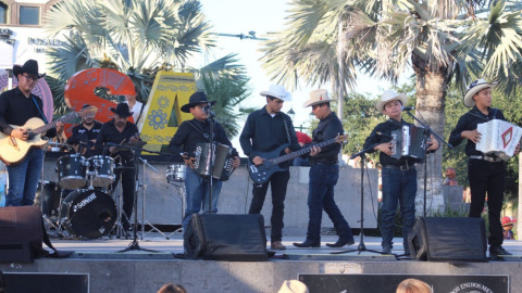 Celebra Gobierno de Carlos Peña Ortiz el Día de la Raza con recorrido musical