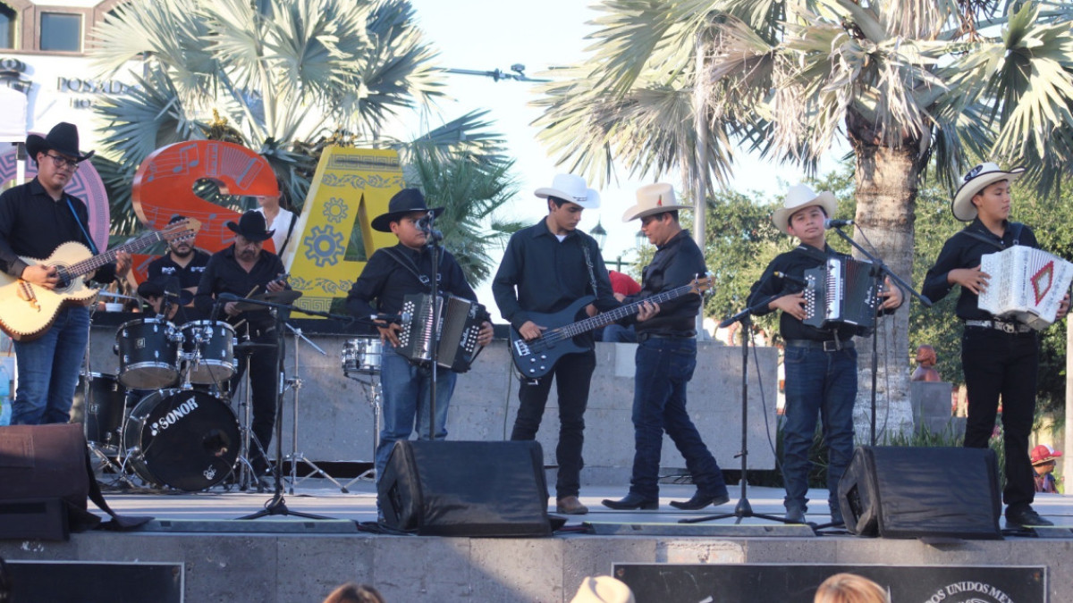 Celebra Gobierno de Carlos Peña Ortiz el Día de la Raza con recorrido musical