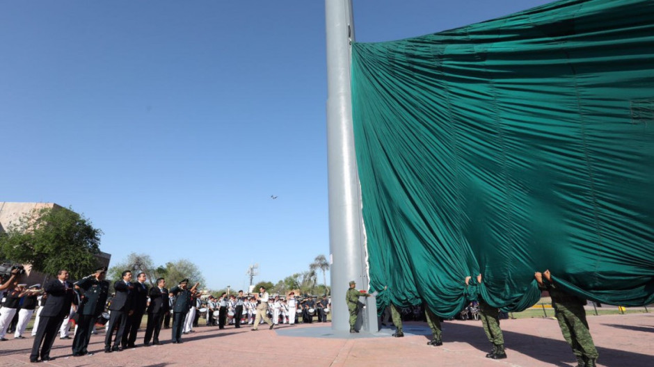 Preside Gobernador ceremonia del Día de la Bandera en Nuevo Laredo