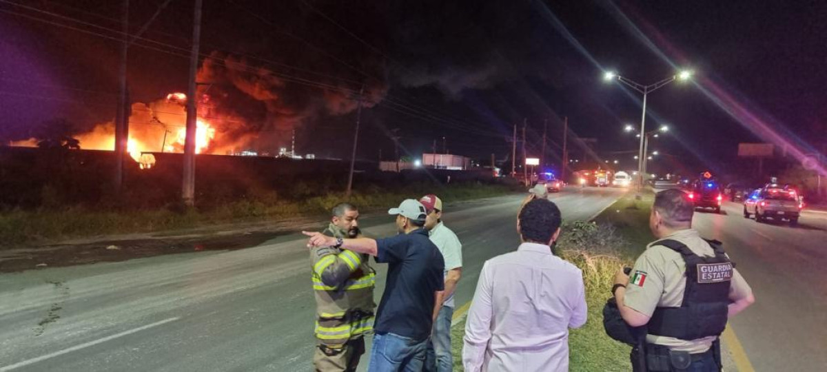 Arden últimos contenedores de aceite, PC y Bomberos custodian zona