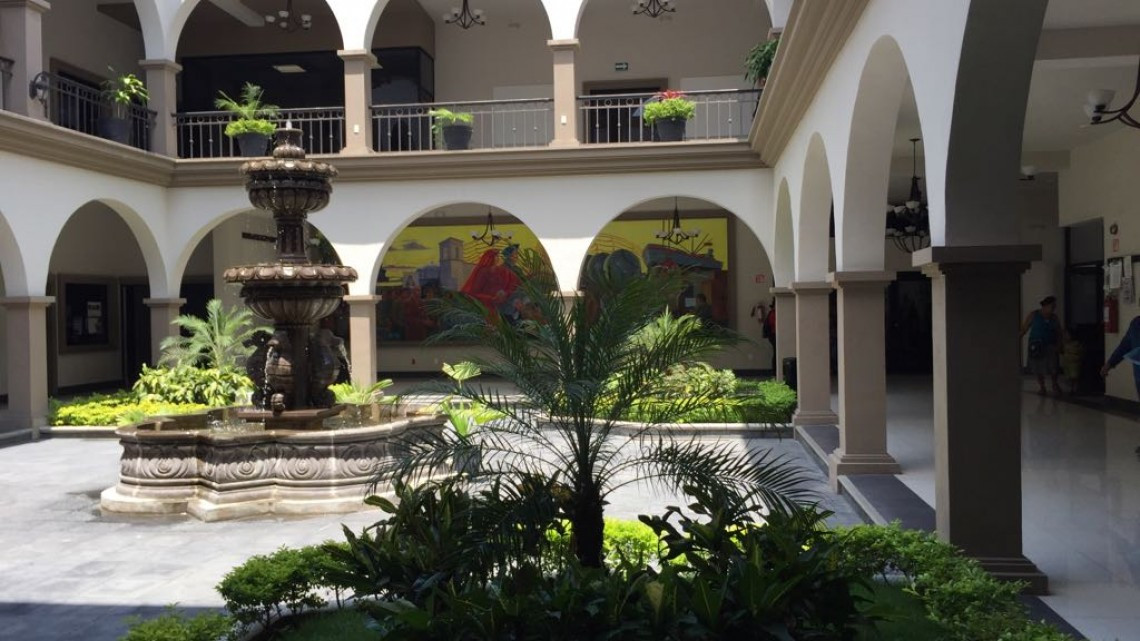 Funcionarios municipales atentos durante proceso de campañas