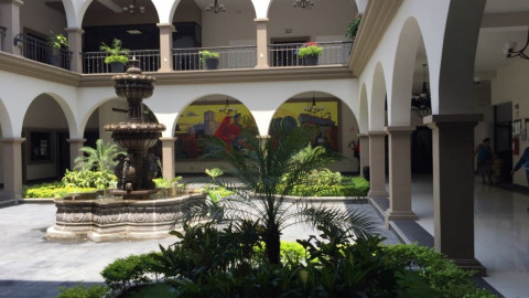 Funcionarios municipales atentos durante proceso de campañas