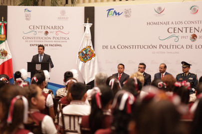 Secretario del Trabajo entrega a Gobernador Facsímil de la Constitución 1917