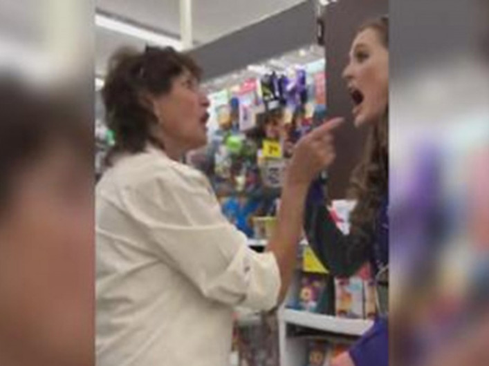 Mujer agrede dos compradoras en supermercado por hablar español