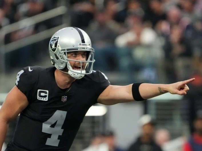 Los Raiders perderán a su quarteback por un mes