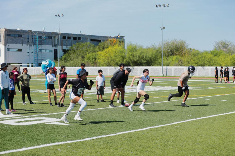 Impulsa Gobierno Municipal el deporte con clínica de iniciación al fútbol americano en Nuevo Laredo