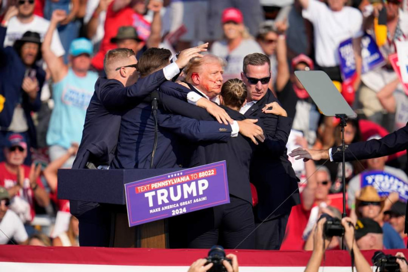 Le disparan a Trump en la oreja durante mítin
