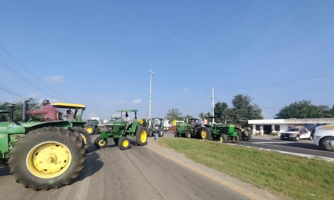 Agricultores continúan con bloqueos en carreteras de Tamaulipas