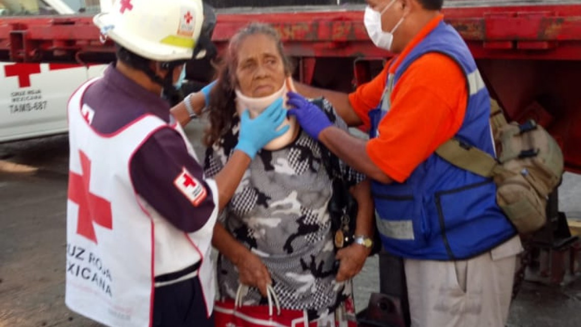 Choque de microbús deja trece lesionados