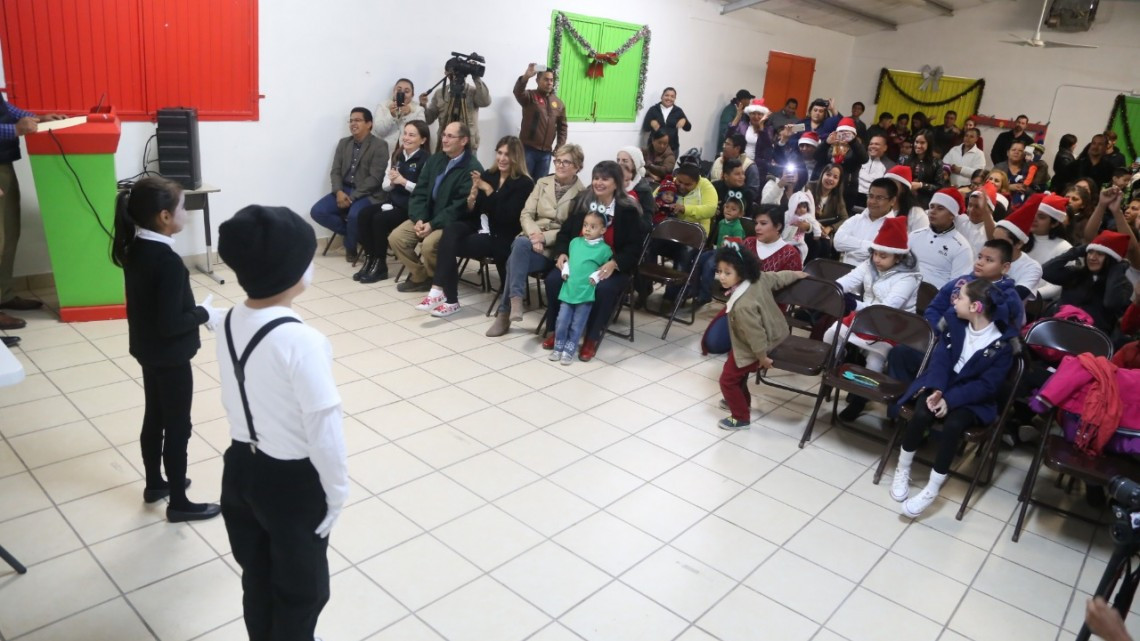 Convive Maki Ortiz con alumnos con discapacidad oral y auditiva