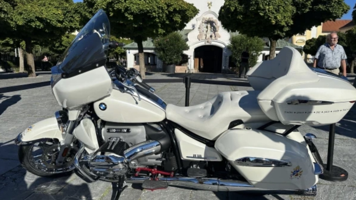 Una BMW papal: la moto de León XIV que recauda fondos para niños en África