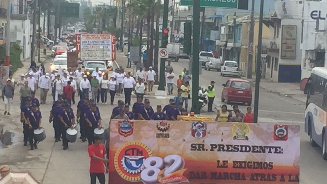 Desfilan 18 mil trabajadores por el día del trabajo