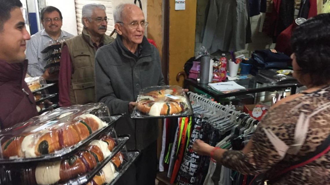 Entregan roscas a locatarios del Mercado “18 de Marzo”