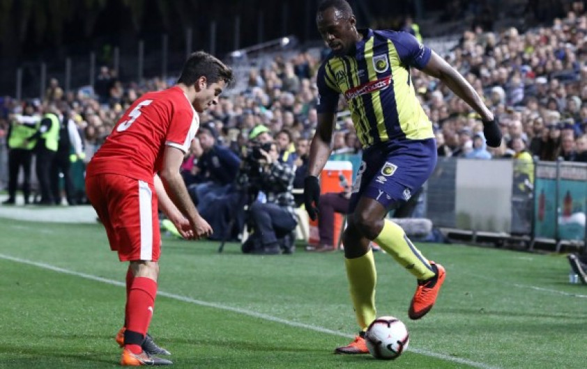 Usain Bolt debuta en el futbol profesional