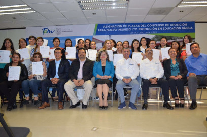 Entregan nombramientos del concurso de oposición en educación básica